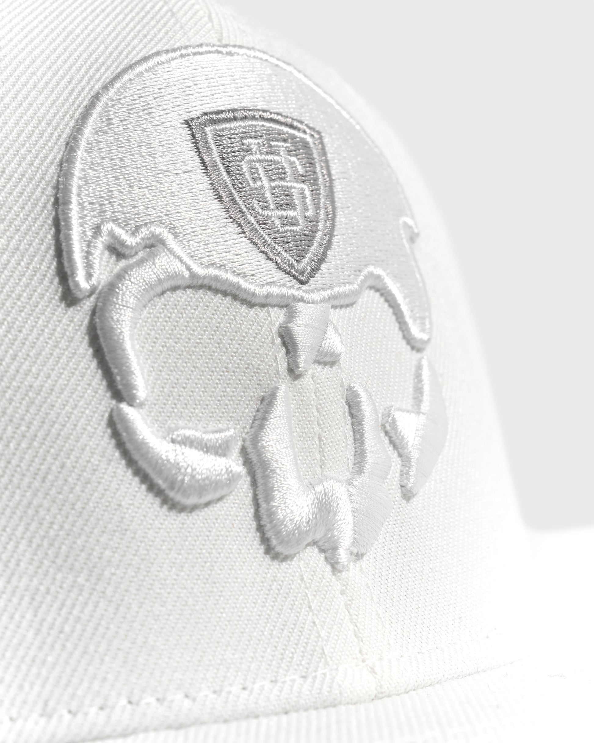 Férfi sapka SKULL WHITE