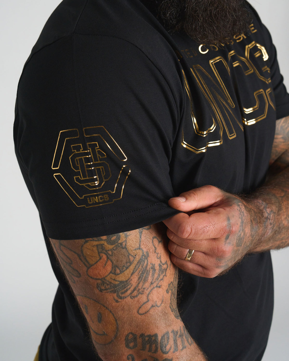 Férfi póló UNLIMITED V BLACK/GOLD