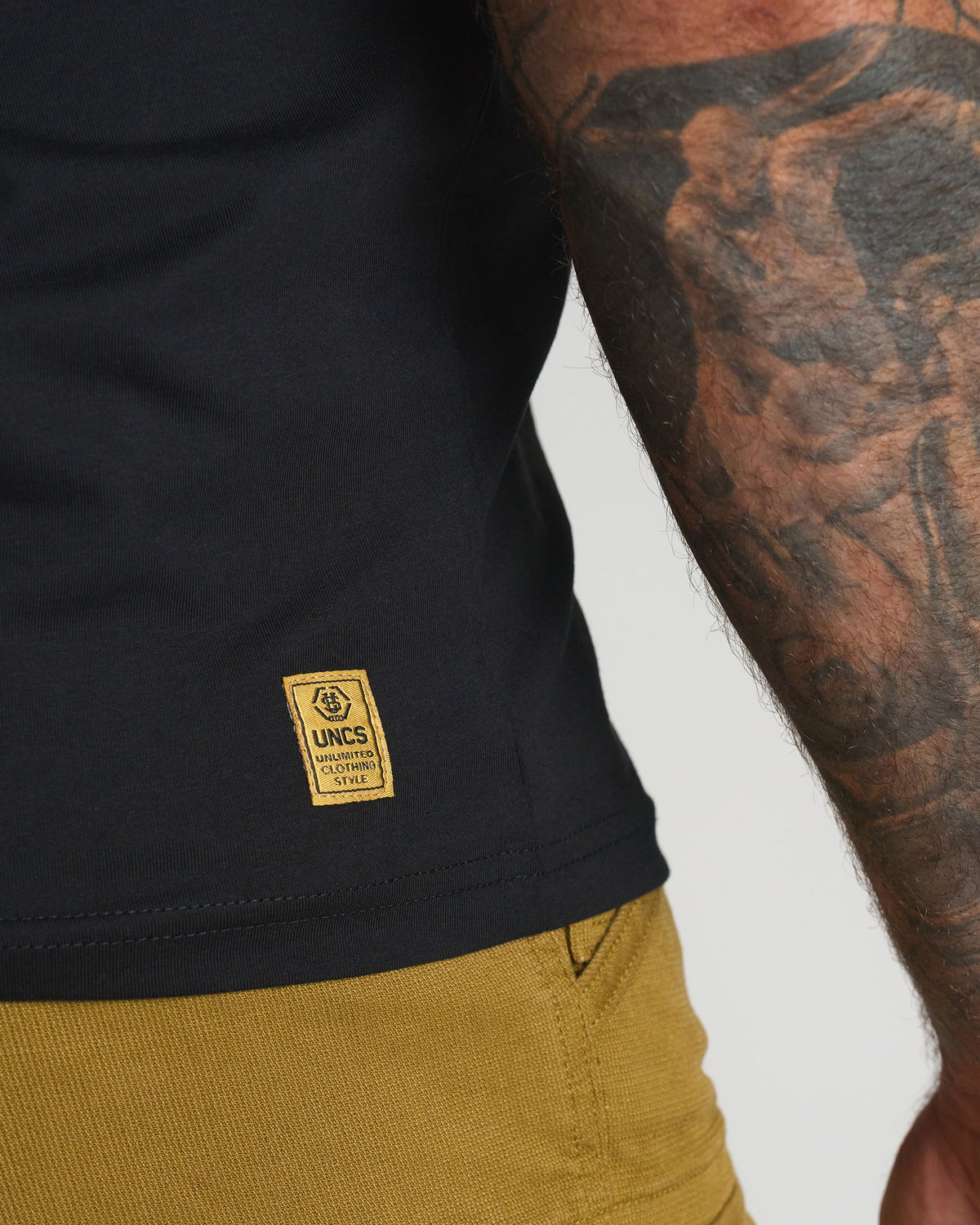 Férfi póló UNLIMITED V BLACK/GOLD